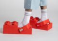 Lego y Crocs lanzan zapatos con forma de ladrillos gigantes