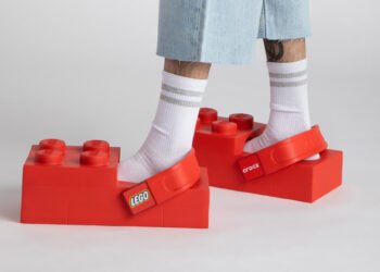 Lego y Crocs lanzan zapatos con forma de ladrillos gigantes