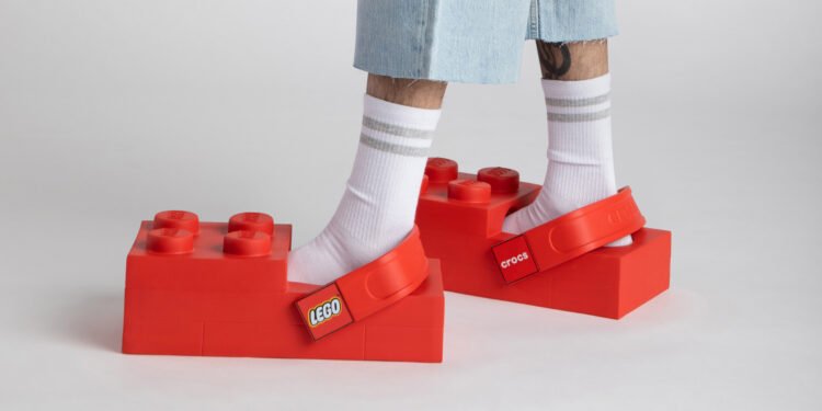 Lego y Crocs lanzan zapatos con forma de ladrillos gigantes