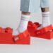 Lego y Crocs lanzan zapatos con forma de ladrillos gigantes
