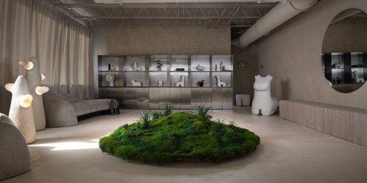 Victoria Yakusha abre una galería en Miami con una «isla» cubierta de plantas