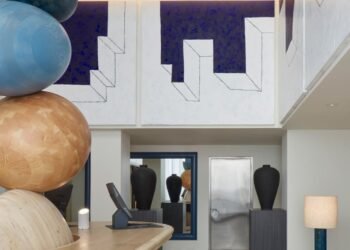 Jan Hendzel diseña una imponente escultura de madera para el Hotel Park Ave