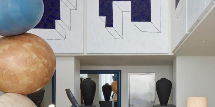 Jan Hendzel diseña una imponente escultura de madera para el Hotel Park Ave