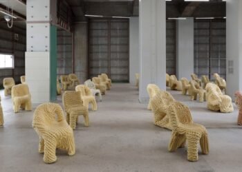 Kwangho Lee exhibe sillas inspiradas en el anime en Tokio