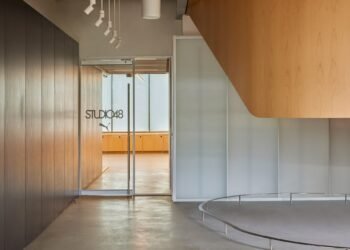 West of West modela Puma Studios LA en un atelier contemporáneo