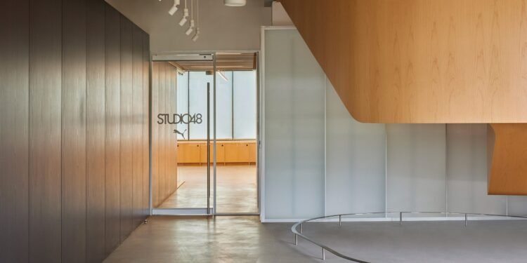 West of West modela Puma Studios LA en un atelier contemporáneo