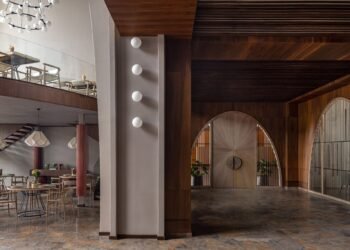 Paneles de brocado banarasi decoran el salón comunitario jainista en Calcuta