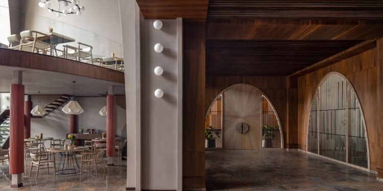 Paneles de brocado banarasi decoran el salón comunitario jainista en Calcuta