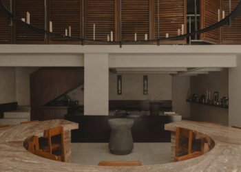 Worc Studio centra una mesa circular de piedra en un restaurante de Ciudad de México