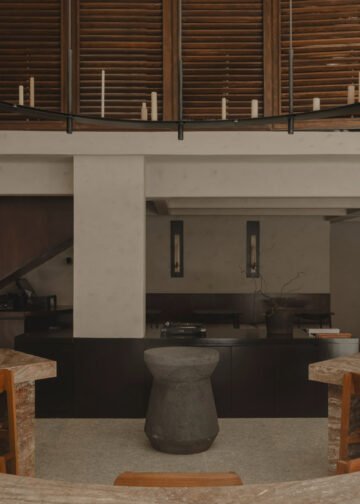 Worc Studio centra una mesa circular de piedra en un restaurante de Ciudad de México