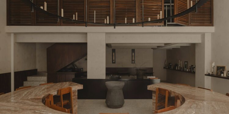 Worc Studio centra una mesa circular de piedra en un restaurante de Ciudad de México