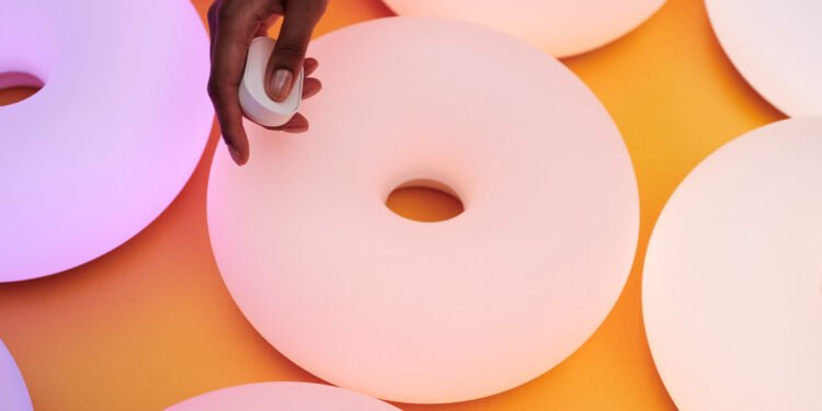 IKEA presenta en CES las «lámparas donut» de Sabine Marcelis que cambian de color