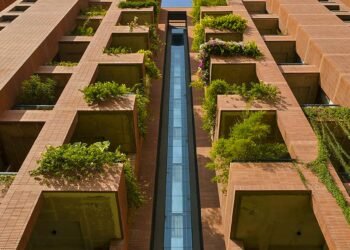 Shibanee & Kamal Architects incorporan jardines al diseño del hogar