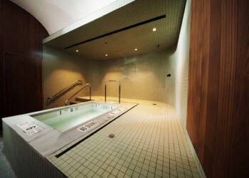 Akari aporta autenticidad a la escena de las saunas lavadas de Nueva York