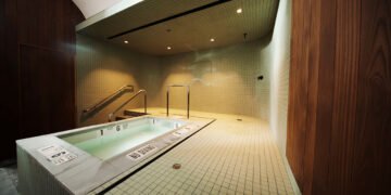 Akari aporta autenticidad a la escena de las saunas lavadas de Nueva York