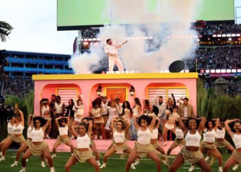 El escenario del Super Bowl de Bad Bunny crea un «viaje surrealista» por Puerto Rico