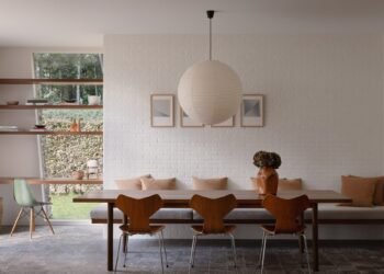 Decancq Vercruysse reorganiza su bungalow alrededor de una chimenea