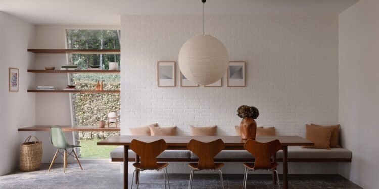 Decancq Vercruysse reorganiza su bungalow alrededor de una chimenea