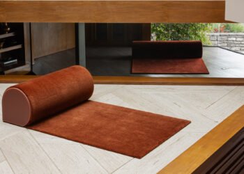 Sabine Marcelis diseña alfombra y sofá dos en uno para CC-Tapis