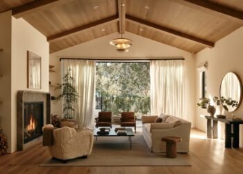 La casa Encino de Lidan Sfadia está construida sobre moderación + mármol redondeado