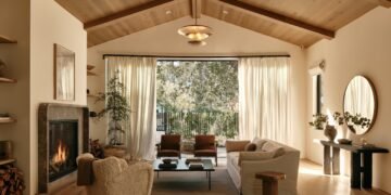 La casa Encino de Lidan Sfadia está construida sobre moderación + mármol redondeado