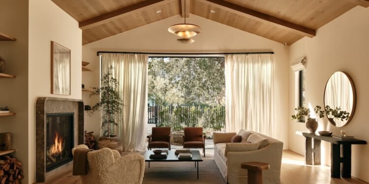 La casa Encino de Lidan Sfadia está construida sobre moderación + mármol redondeado