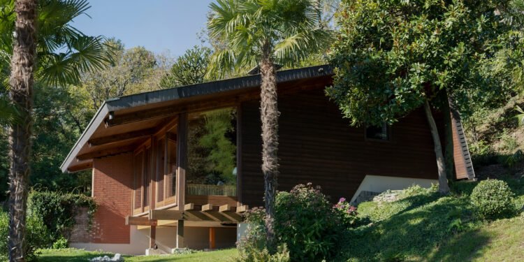 Enrico Sassi renueva una casa de los años 70 con vistas al lago de Lugano