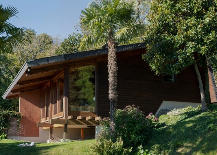 Enrico Sassi renueva una casa de los años 70 con vistas al lago de Lugano