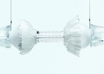 Cristalería no deseada dispuesta como flores para lámparas Buké