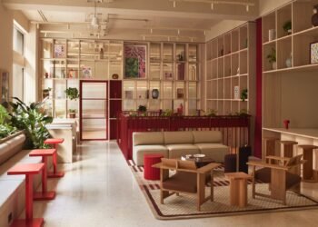 SODA transforma un hito art déco en un espacio de trabajo contemporáneo