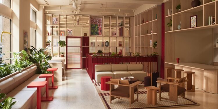 SODA transforma un hito art déco en un espacio de trabajo contemporáneo