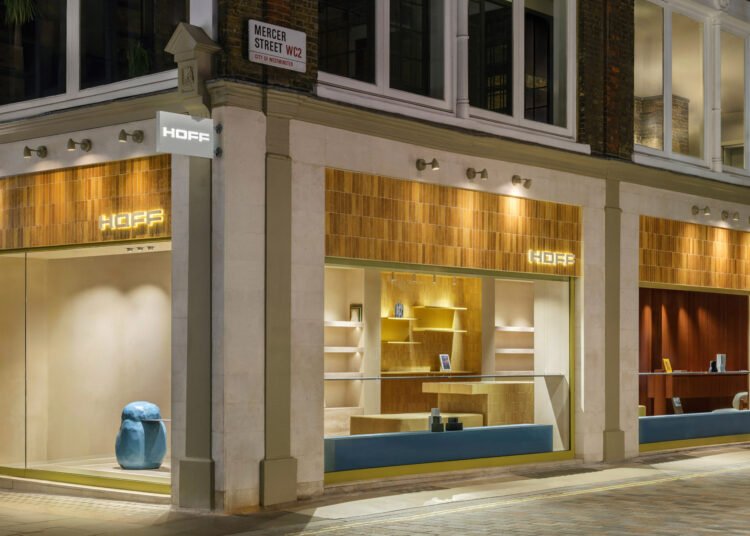 El Departamento diseña tienda Hoff en Covent Garden con azulejos brillantes