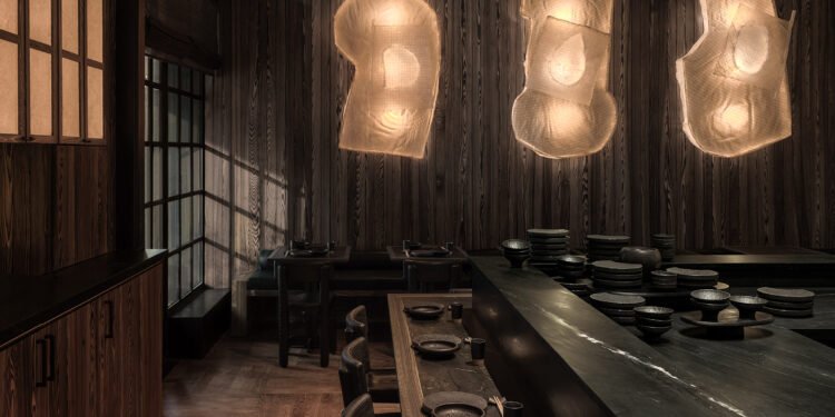 Kelly Wearstler diseña un restaurante con poca iluminación en el Austin Proper Hotel