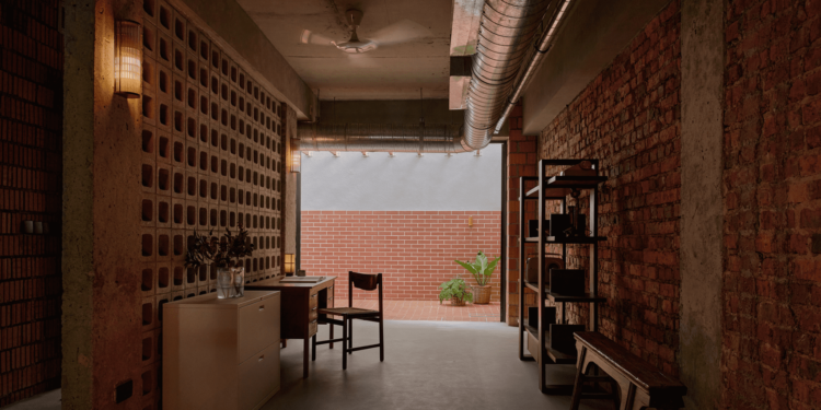 L Architects reforma la “última casa” revelando sus características originales