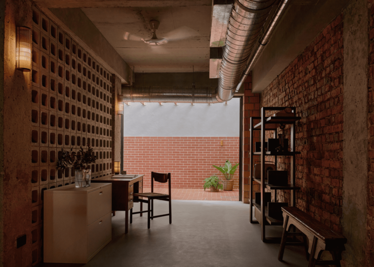 L Architects reforma la “última casa” revelando sus características originales