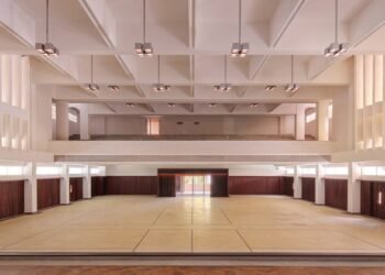 Open Studio transforma el salón de una escuela de Singapur en una cancha de pickleball