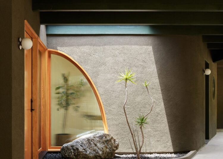 Cover Architecture convierte la casa de Pasadena en un «santuario para vivir»