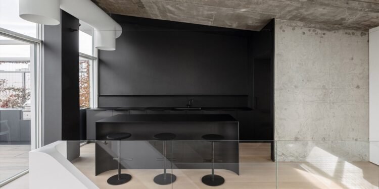 La paleta «restringida y rigurosa» realza el ático de GH3* en Toronto