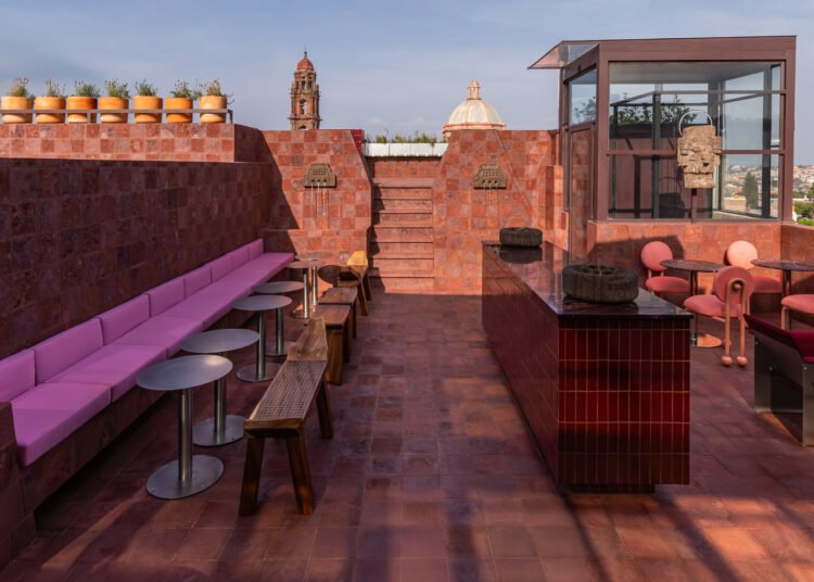 Este bar mexicano en una azotea es un «universo matriarcal»