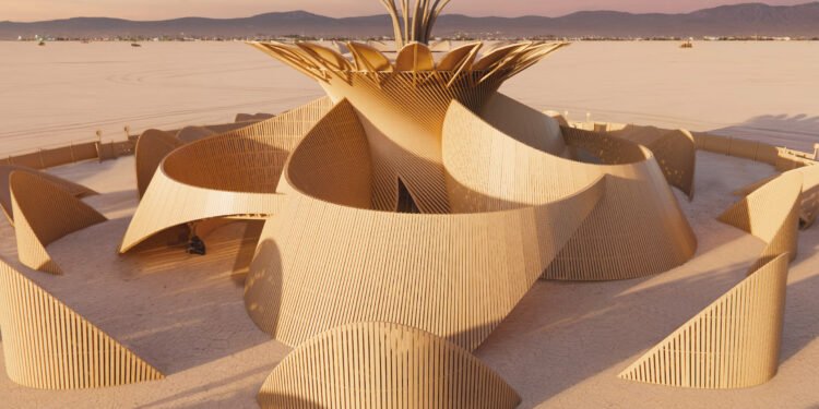 James Gwertzman basa el templo de Burning Man en una rara flor del desierto
