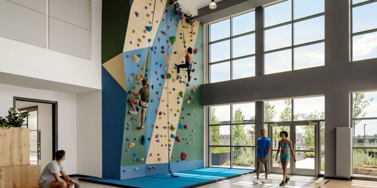 Steel House en Denver abraza elementos industriales y naturaleza