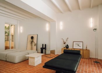 AB+AC Arquitectos utiliza materiales naturales para House of Green Patios