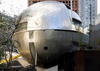 La Casa Bola de Eduardo Longo sirve de escenario para la exposición de Aberto