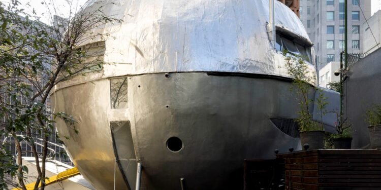 La Casa Bola de Eduardo Longo sirve de escenario para la exposición de Aberto