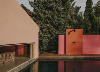 Holzrausch references Luis Barragán in Mallorcan holiday home