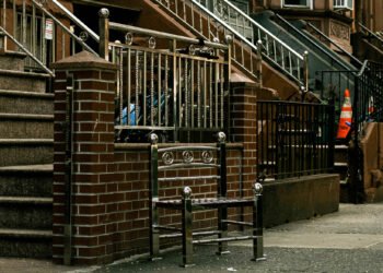 Han Seungmin crea una silla con las vallas de acero de Brooklyn