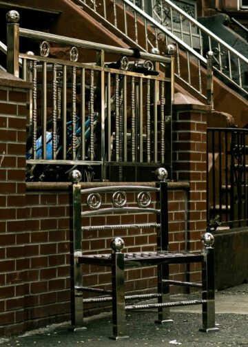 Han Seungmin crea una silla con las vallas de acero de Brooklyn