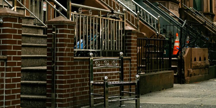 Han Seungmin crea una silla con las vallas de acero de Brooklyn