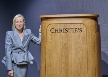 Jony Ive diseña una tribuna de roble para la casa de subastas Christie’s