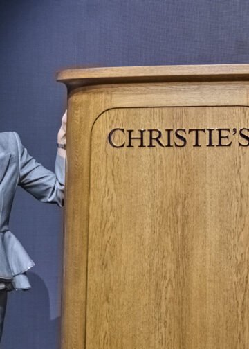 Jony Ive diseña una tribuna de roble para la casa de subastas Christie’s